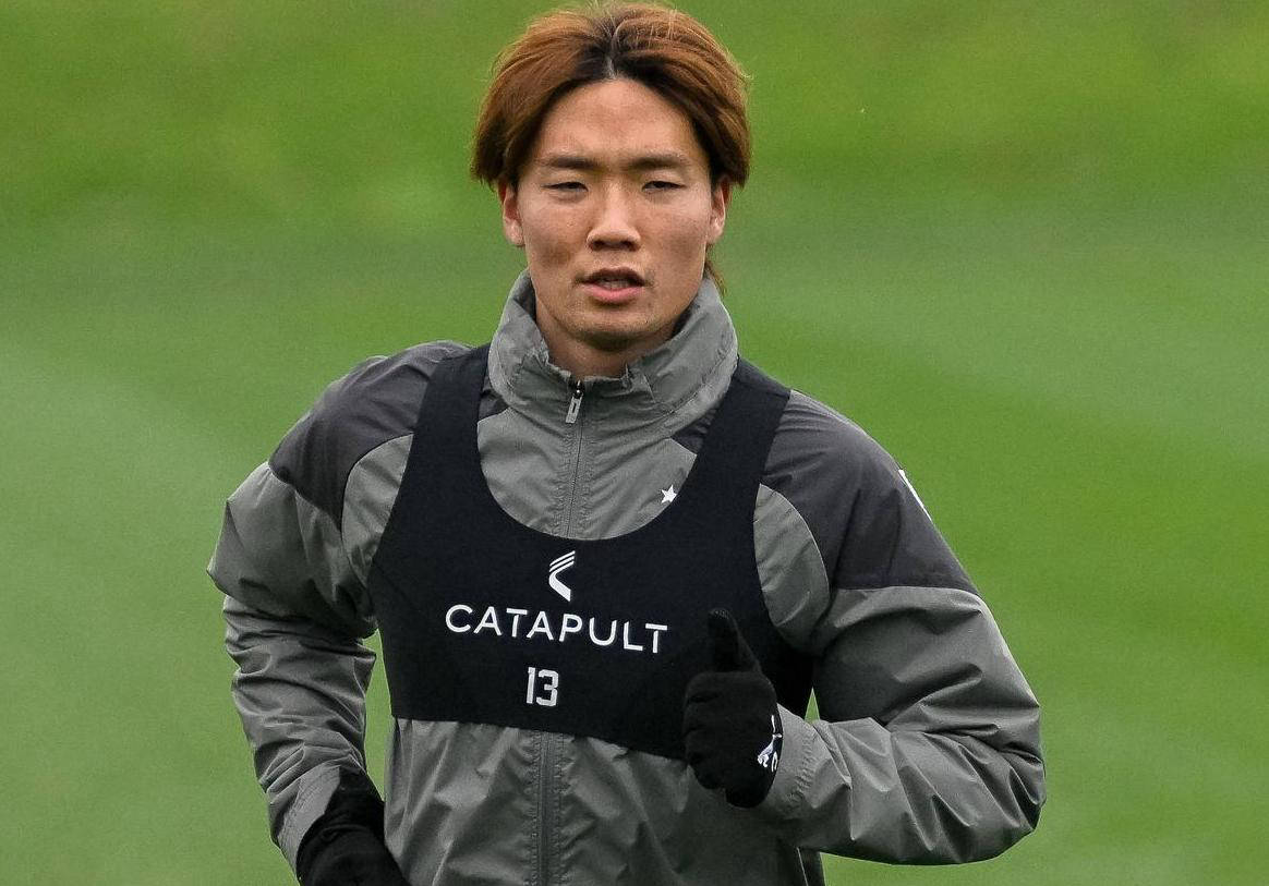 福伦丹队主场爆冷击败欧冠4冠王阿贾克斯，板仓滉发威也难换3分